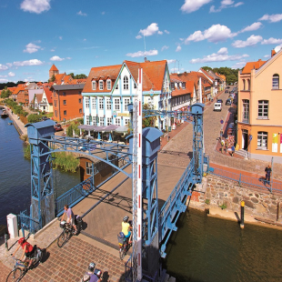 Die Müritz-Elde-Wasserstraße fließt direkt durch den Ort. Fachwerk- und Ackerbürgerhäuser prägen das charakteristische Ortsbild von Plau am See. © Hendrik Silbermann