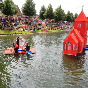 Das jährliche Spektakel auf der Elde im Juli lockt tausende Besucher an. Zahlreiche Teams präsentieren ihre kreativen Eigenbauten. © David Rohde