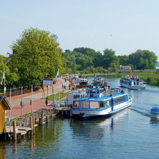 Eine Schifffahrt die ist lustig, eine Schifffahrt die macht Spaß. Mit einem Ausflugsdampfer entspannt den Plauer See entdecken. © Hendrik Silbermann