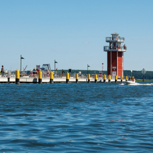 Von der Plattform in 8m Höhe bietet sich den Besuchern ein fantastischer Panoramablick über den Plauer See und die Natur. © Hendrik Silbermann