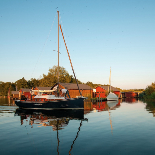 Der Plauer See - ein Eldorado für Wassersportler und der richtige Ort für ein Segeltörn in den Sonnenuntergang. © Hendrik Silbermann