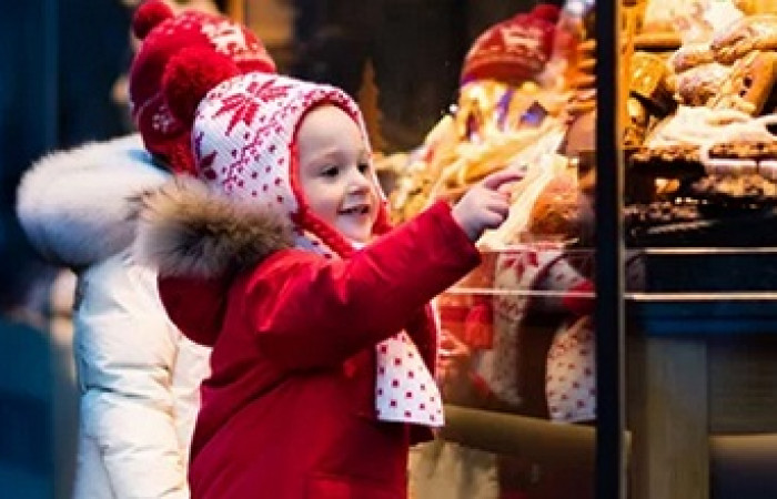 Kind am Schaufenster